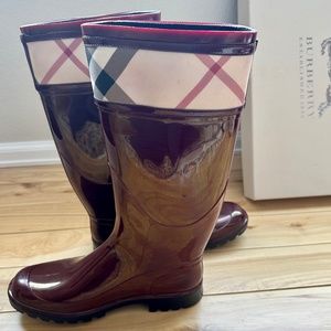 Women's 7.5 Burberry Rainboots